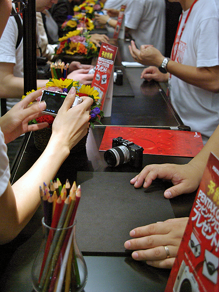 <b>商品説明コーナーでは、説明員から詳しい話を聞きながら操作を試せる</b>