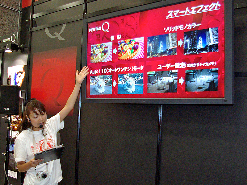 <b>会場中央では、1時間おきにPENTAX Qの機能説明などを行なっている</b>