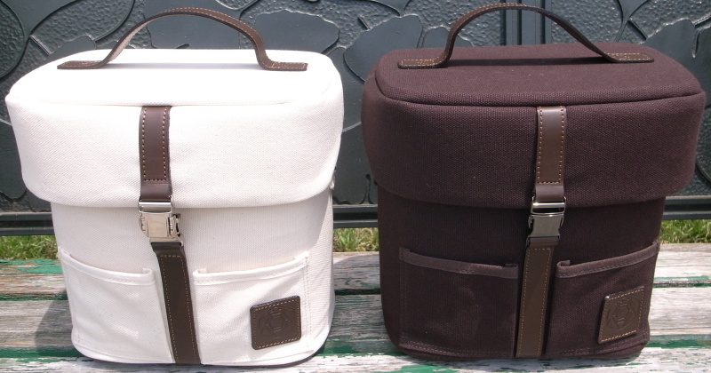 <b>お散歩CUBEカメラバッグ。左からKinari、Cyoco</b>