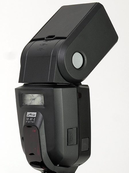 <b>メイン発光部を後部に向けた場合でも、正面に発光できる“サブ発光部”を備えている</b>