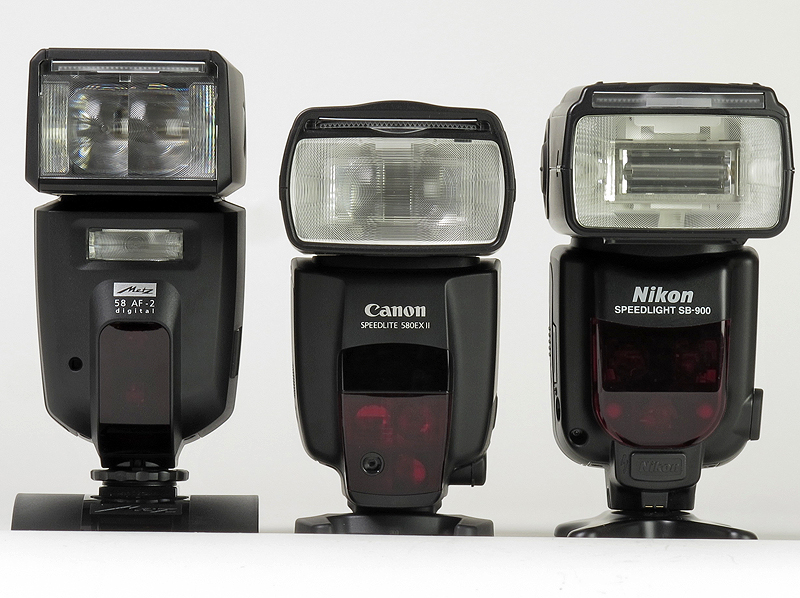 <b>他機種とのサイズ比較。左からMECABLITZ 58AF-2 digital、キヤノン580EX II、ニコンSB-900（いずれも付属のスタンドに装着）</b>