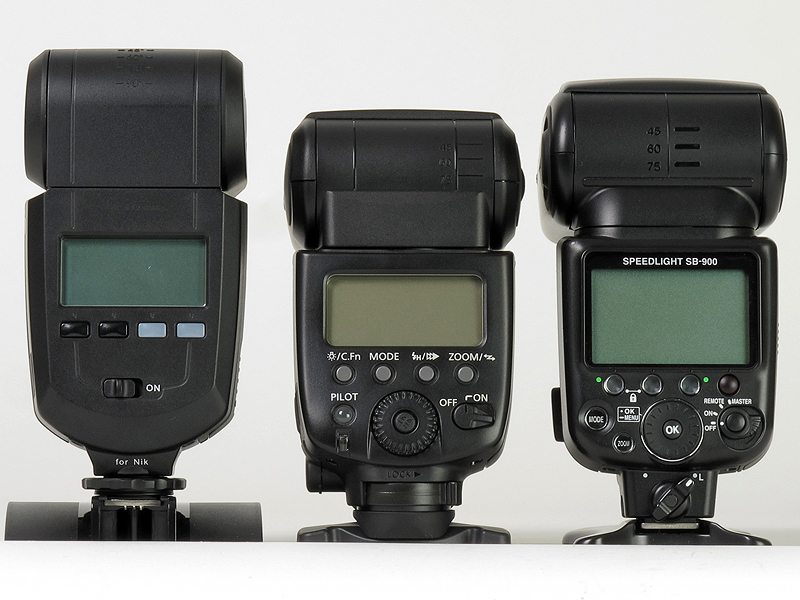 <b>他機種とのサイズ比較。左からMECABLITZ 58AF-2 digital、キヤノン580EX II、ニコンSB-900（いずれも付属のスタンドに装着）</b>