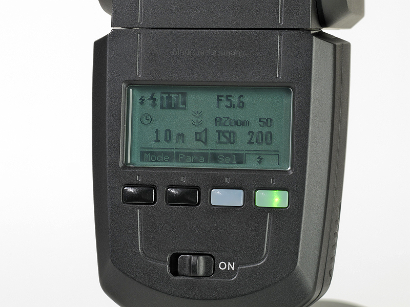 <b>背面にある4つのソフトキーで操作する。メーカー純正品のようなダイヤルはないが、メニュー項目がシンプルなためボタンでも操作はさほど煩わしくない</b>