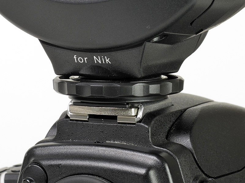 <b>取り付け部のロックはネジ式。このクラスであればレバー式を採用して欲しかった</b>