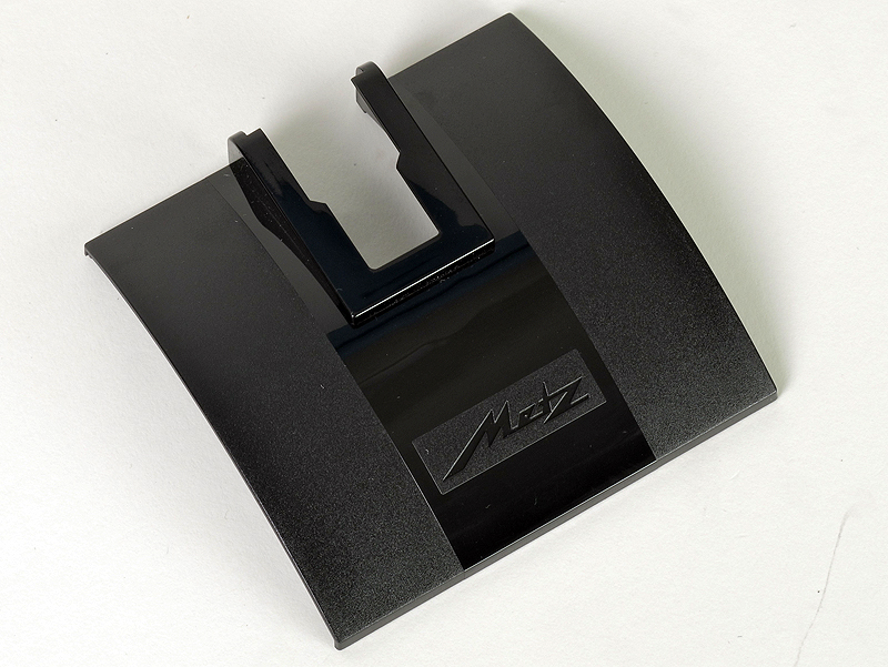 <b>三脚穴付きのスタンドが付属する</b>