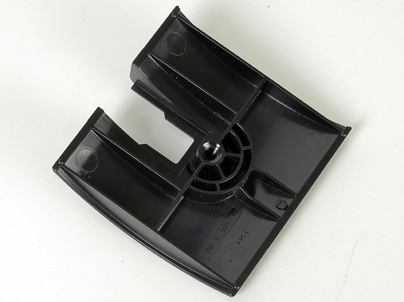 <b>三脚穴付きのスタンドが付属する</b>