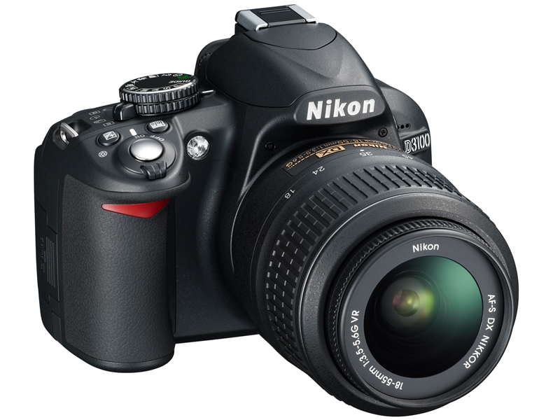 <b>AF-S DX NIKKOR 18-55mm F3.5-5.6 G VRを装着したD3100</b>
