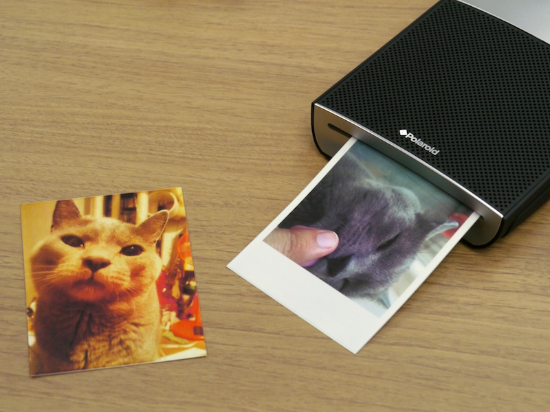 <b>出力したところ。右はポラロイドフィルム風のフレームをつけた状態</b>