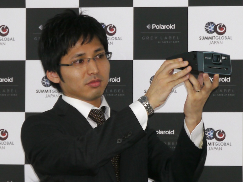 <b>Polaroid THREEを手に持つ執行役員 商品戦略・マーケティング部の永冨泰高部長</b>