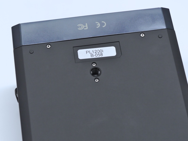 <b>背面には三脚ネジ穴を備える</b>