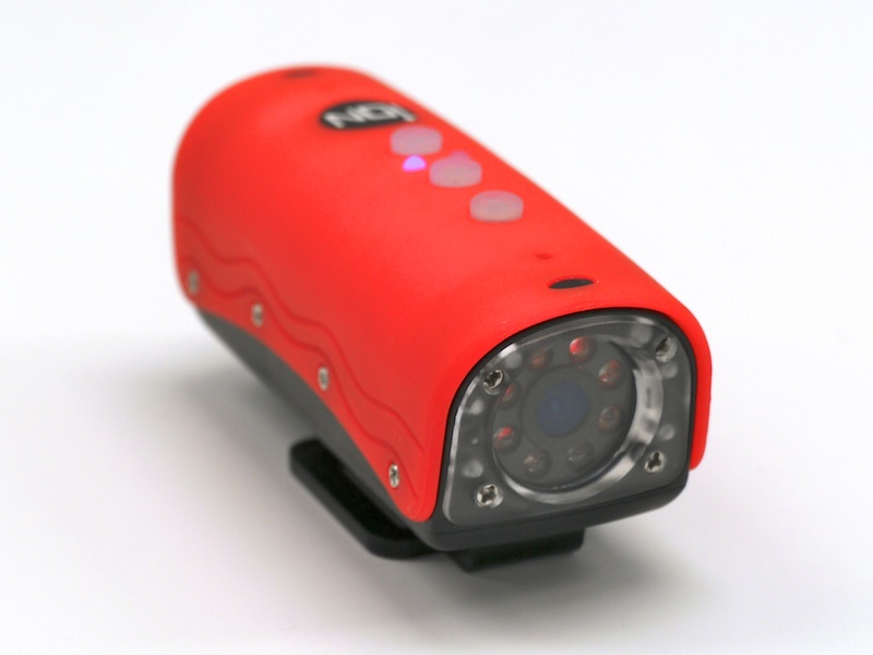 <b>EYE ON the ACTION（レッド）。ほかにイエローとブラックをラインナップ</b>