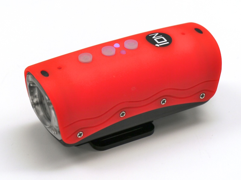 <b>EYE ON the ACTION（レッド）。ほかにイエローとブラックをラインナップ</b>