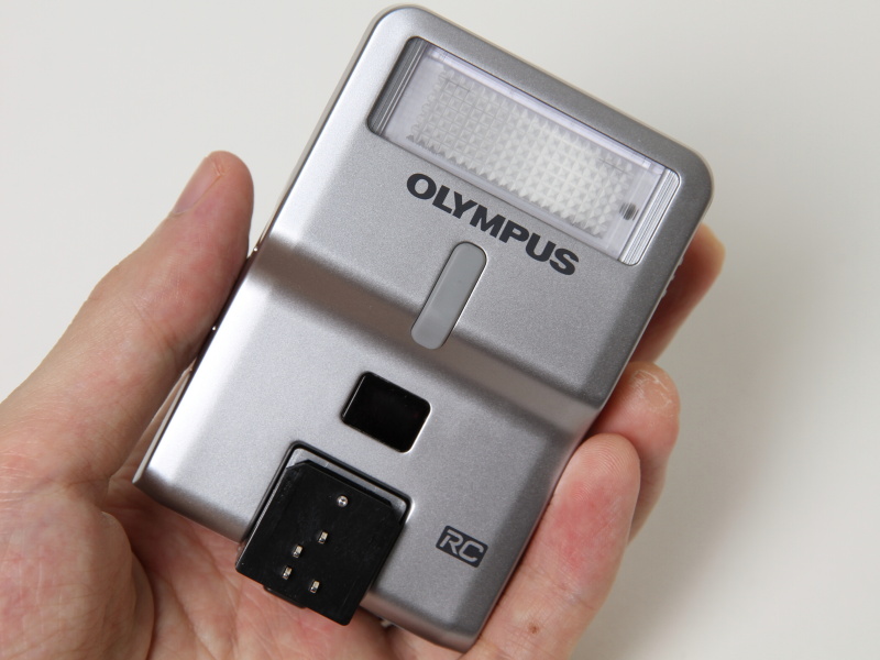 <b>上60度、下30度にチルト可能。畳むと電源が切れる。価格は1万8,375円</b>