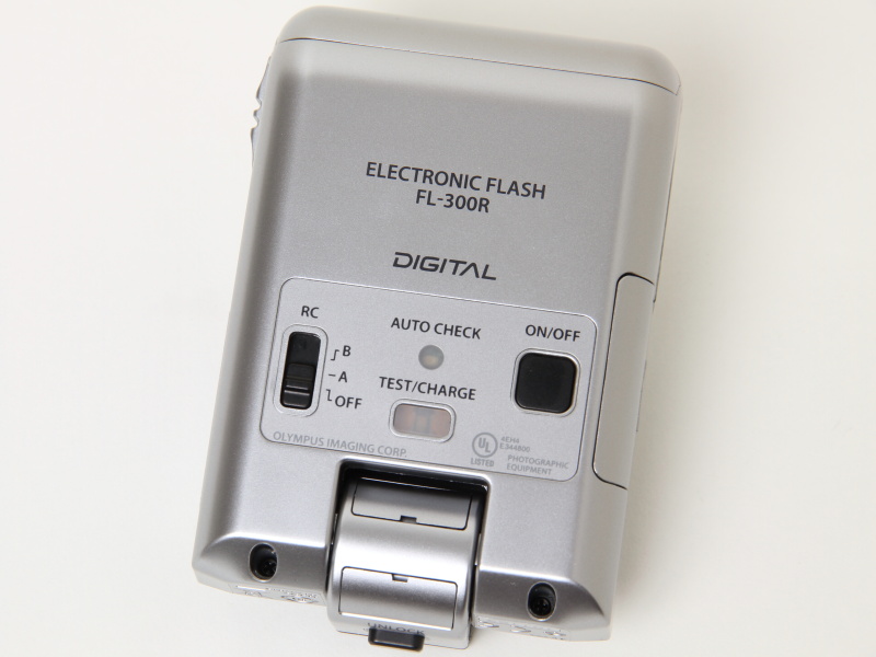 <b>上60度、下30度にチルト可能。畳むと電源が切れる。価格は1万8,375円</b>