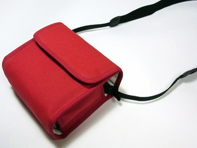 <b>メーカー製のストラップなどを装着したまま収納可能</b>