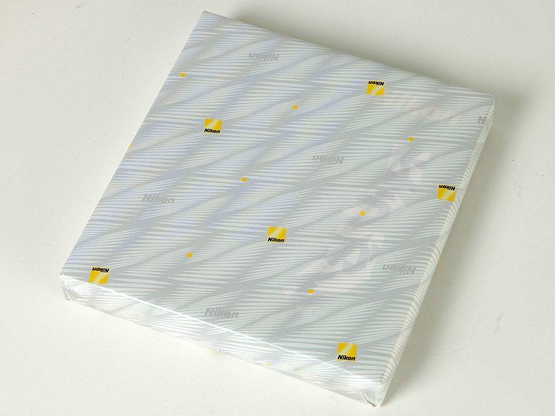 <b>いずれもNikonロゴ入り包装紙に包まれていた</b>