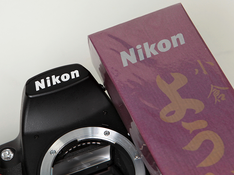 <b>カメラと同じロゴがパッケージにプリントされている</b>