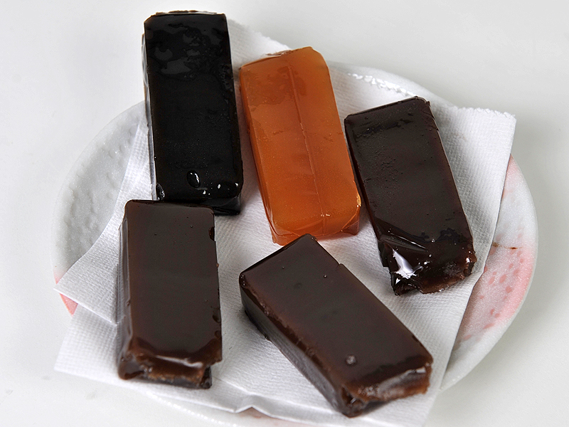 <b>ニコンNEW一口ようかん。手前が右から小倉と塩、後が右から本練、柚子、胡麻</b>