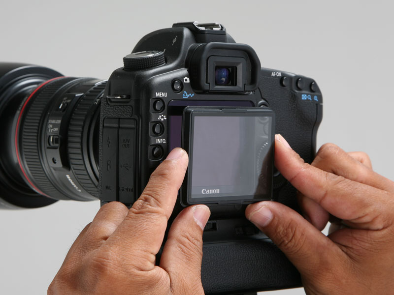 <b>付属の取り付け枠を介して装着する</b>