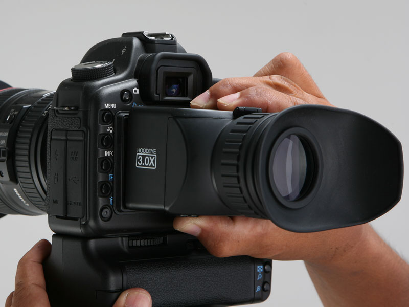 <b>付属の取り付け枠を介して装着する</b>