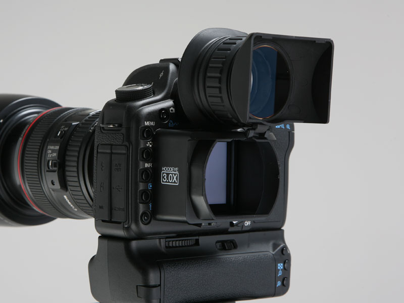 <b>カメラに装着したままレンズ部のみを跳ね上げられる</b>