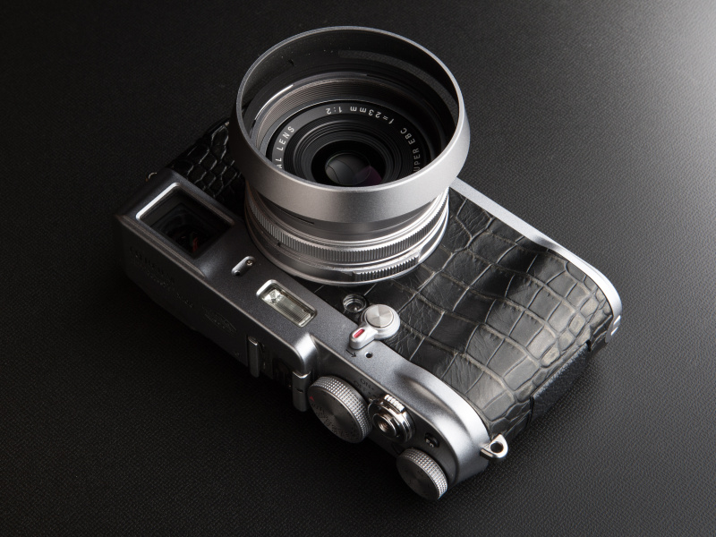 <b>貼り革を交換するだけで、カメラの印象がずいぶんと変わる。好みの貼り革でドレスアップしてみよう</b>