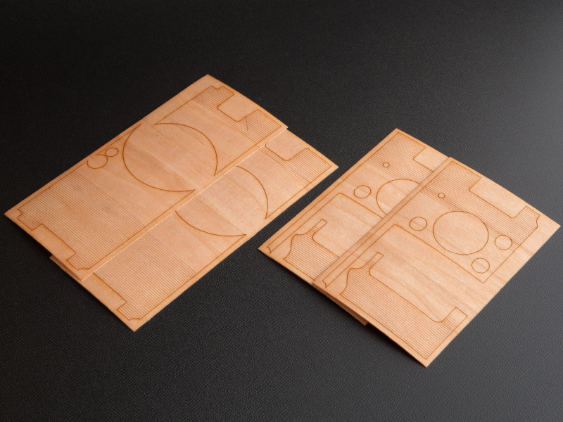 <b>ウッドキットは貼り付けが難しいため、予備も含めて2枚セットで販売されている</b>