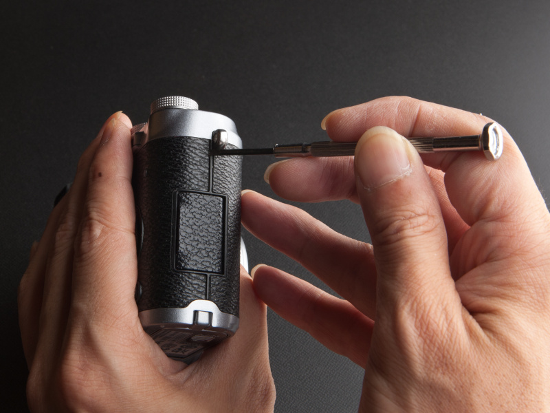 <b>精密ドライバーなど、先端の尖ったもので四隅から剥がしていく。ボディを傷つけないように気をつけよう</b>