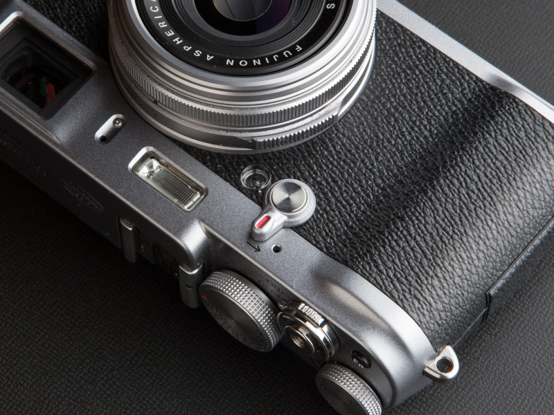 <b>ファインダー切換レバーは貼り革の上から取り付けられている。剥がしづらい箇所なので、慎重に作業しよう</b>