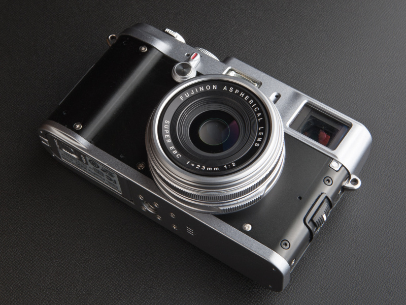 <b>貼り革を剥がすと、ボディ上にネジが見える。気持ちが高ぶるが、不用意な分解は避けよう</b>