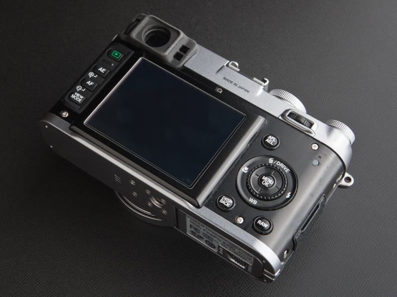 <b>裏面も貼り革を剥がしておく。貼り革は表裏合わせて4ピースで構成されている</b>