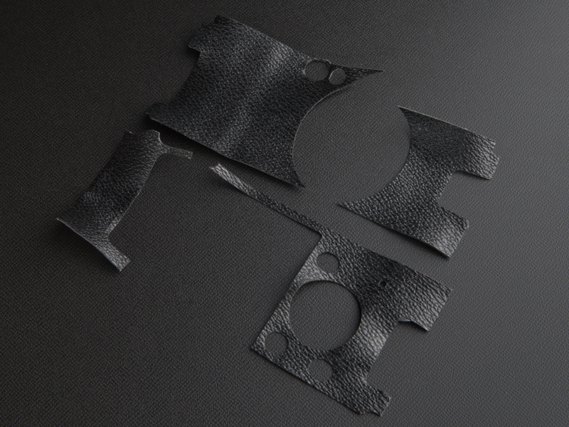 <b>剥がした貼り革は歪みが生じるため、再度貼り付けることは難しい。再利用は諦めよう</b>