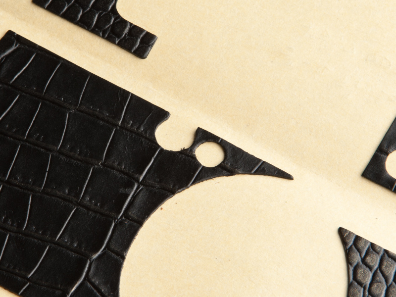 <b>貼り革はファインダー切換レバーとAF補助光ランプの穴が空いている。この間をカットすると貼りやすくなる</b>