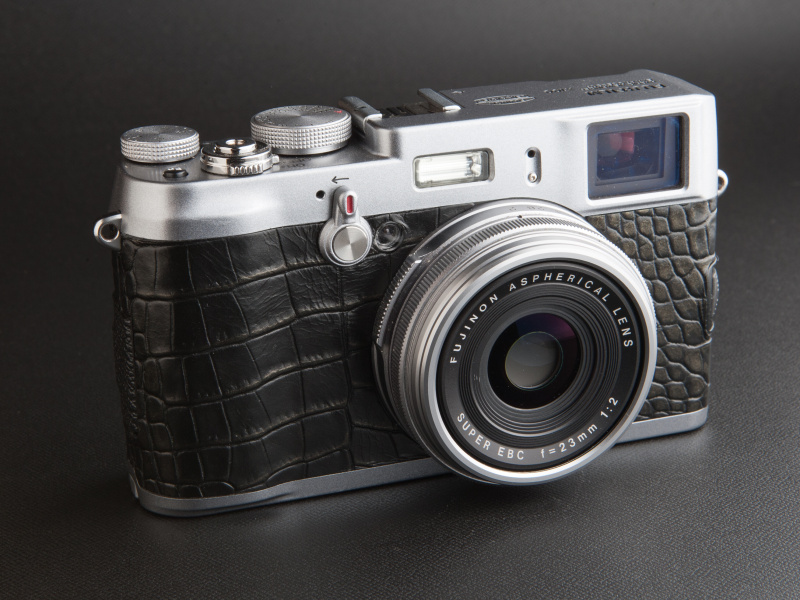 <b>貼り革の種類によっては厚みがあるため、ファインダー切換レバーの動きが渋くなることもある</b>