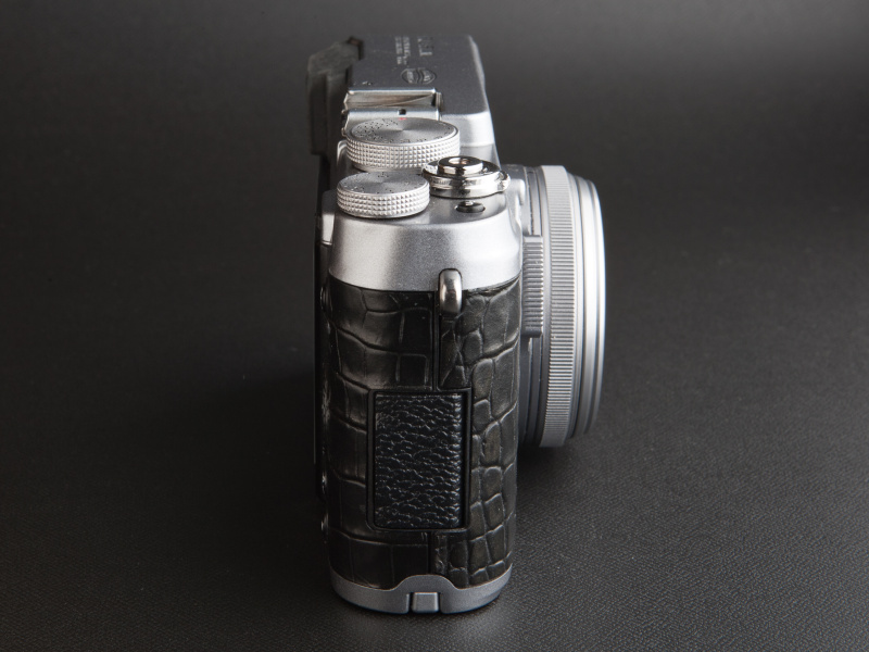 <b>端子カバーは樹脂に型押ししているため、貼り革で柄をそろえることができない</b>