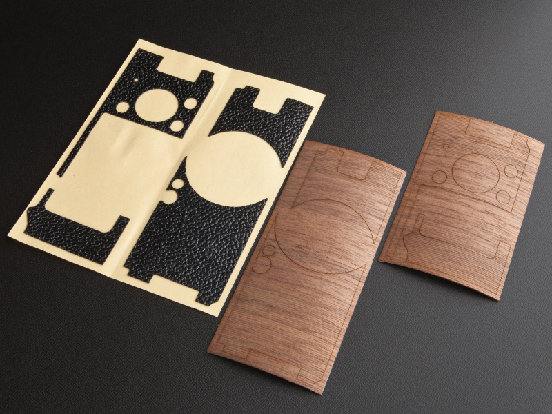 <b>左がビニックスレザーの4034、右がウッドキットのウォルナットだ。価格はともに2,100円</b>