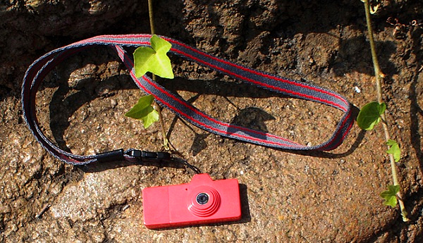 <b>ストラップも装着可能（ストラップは付属しない）</b>