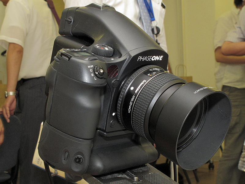 <b>会場では、フェーズワンの中判カメラ645DFに装着したIQ180も展示。DNPフォトルシオによると、8月のファームウェアアップデートでライブビューに対応するという</b>