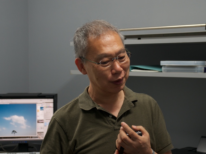 <b>菅原さんのプリントのパートナー、久保元幸さん。アナログの暗室では失敗から新しいものが生まれてきたと言う。デジタルではどうだろうか</b>