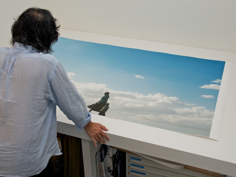 <b>仕上がり具合をじっくり確認する。実際のプリントを目の前にすることで、イメージがさらに膨らんでいく</b>