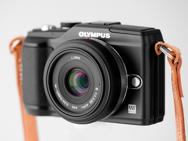 <b>筆者のE-PL2。レンズはLUMIX G 20mm F1.7 ASPH.</b>