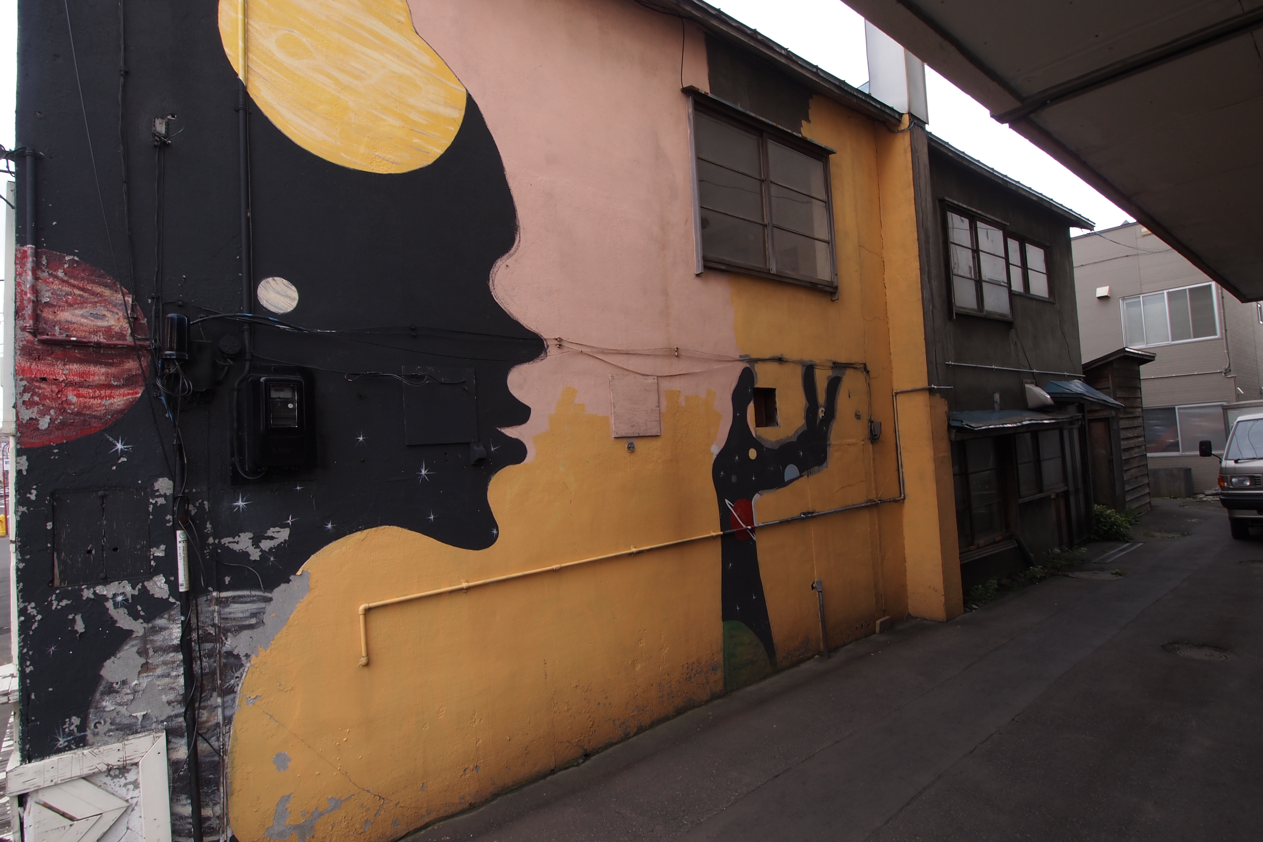 <b>喫茶店（らしい）の横手の壁面。ちょっとインパクト大です。E-PL2 / M.ZUIKO DIGITAL ED 9-18mm F4-5.6 / 4,032×2,688 / 絞り優先AE / 1/125秒 / F5.6 / -0.3EV / ISO200 / WB:太陽光 / 9mm</b>
