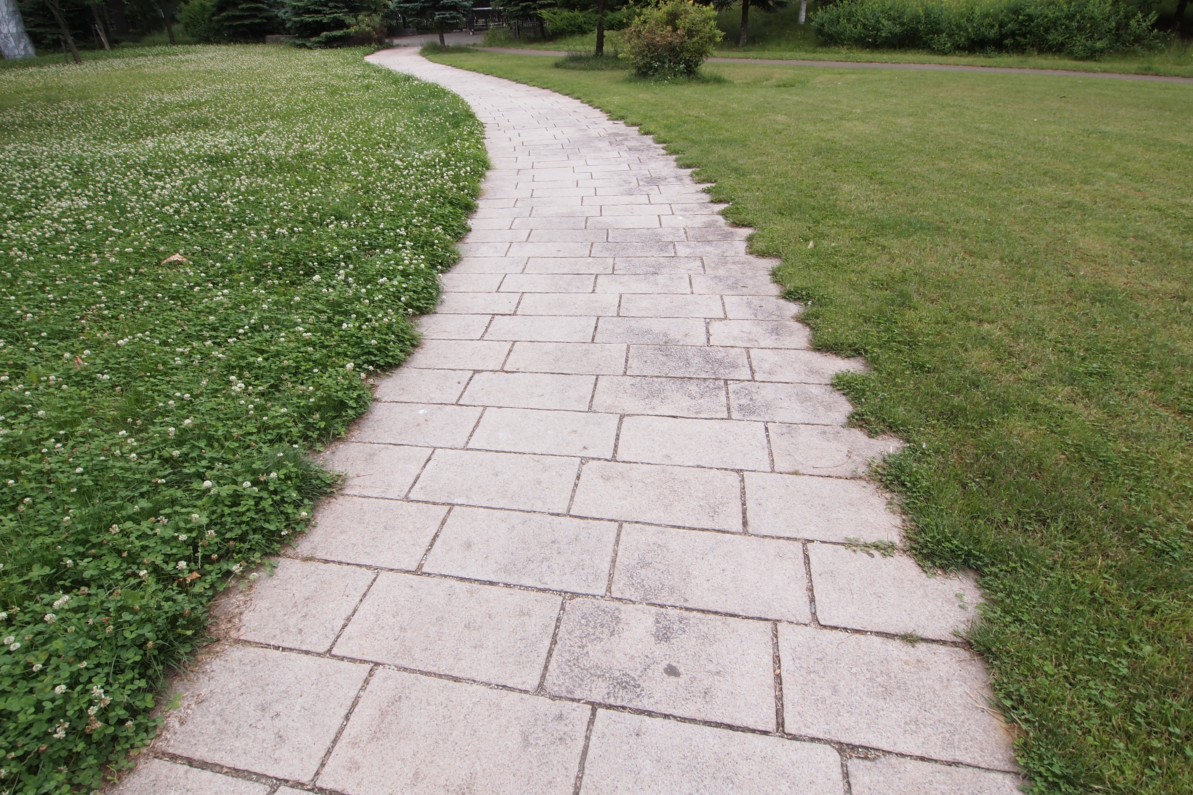 <b>平日だと大きな公園なのにあまり人いなかったりする。天気があまりよくなかったからかも。なにせ曇ると長袖が必要なくらいだし。E-PL2 / M.ZUIKO DIGITAL ED 9-18mm F4-5.6 / 4,032×2,688 / プログラムAE / 1/80秒 / F6.3 / 1.0EV / ISO200 / WB:太陽光 / 9mm</b>