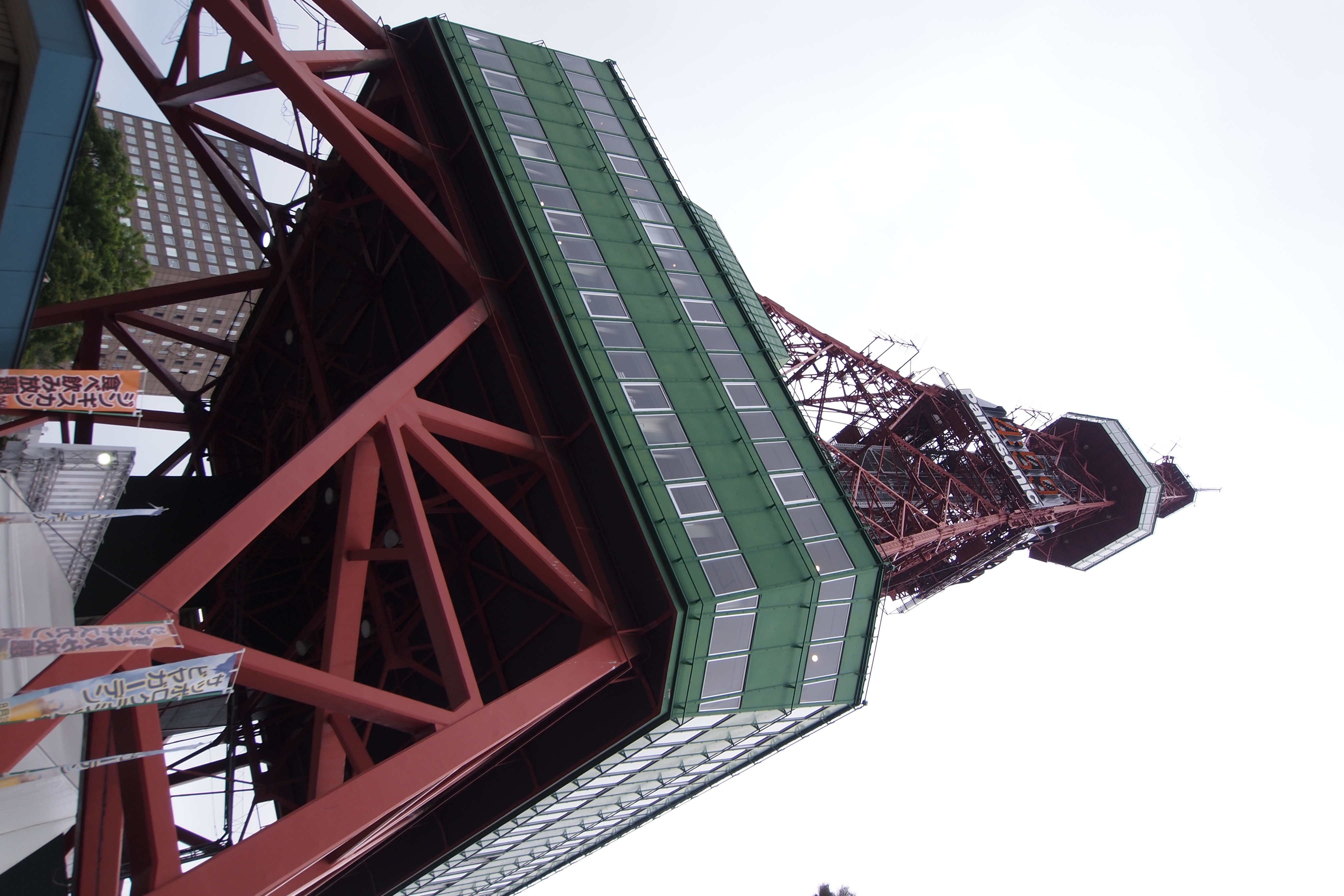 <b>観光名所のテレビ塔。東京のを知ってるだけに小さく思えるけれど、それでも150m近くあるらしい。E-PL2 / M.ZUIKO DIGITAL ED 9-18mm F4-5.6 / 4,032×2,688 / 絞り優先AE / 1/320秒 / F4.5 / 0.7EV / ISO200 / WB:太陽光 / 11mm</b>