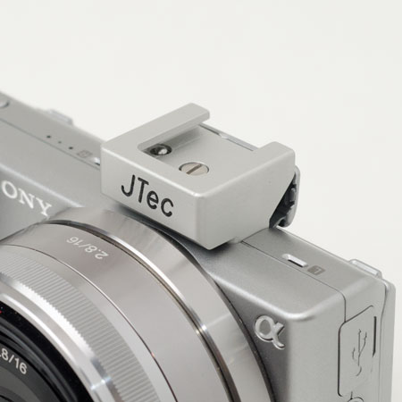 <b>シルバー（左）とブラック（右）の装着例</b>