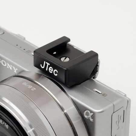 <b>シルバー（左）とブラック（右）の装着例</b>