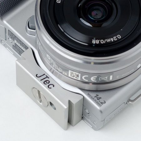 <b>シルバー（左）とブラック（右）の装着例</b>