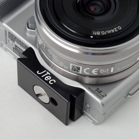 <b>シルバー（左）とブラック（右）の装着例</b>