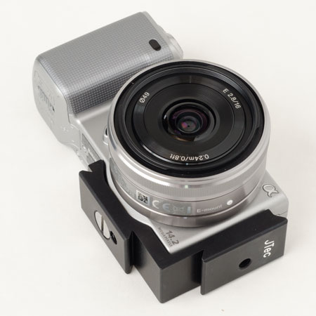 <b>シルバー（左）とブラック（右）の装着例</b>