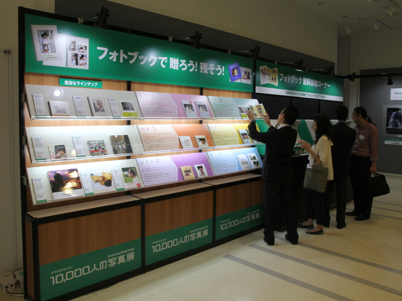 <b>フォトブックの体験コーナーとサンプル展示</b>